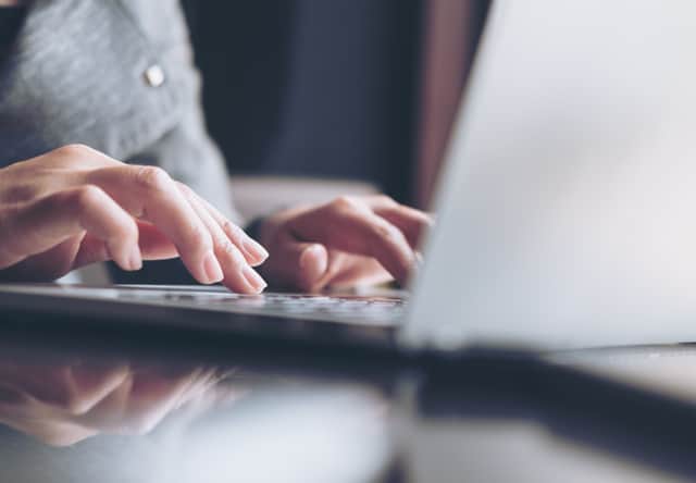 Händer på tangentbord.
